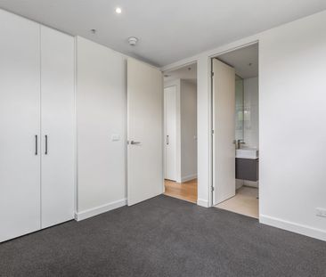 Modern Two-Bedroom Apartment in Prime Location - Photo 5