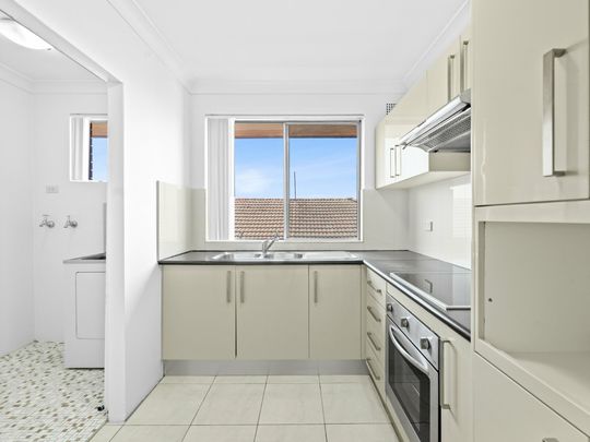 Modern Top-Floor Apartment - Photo 1