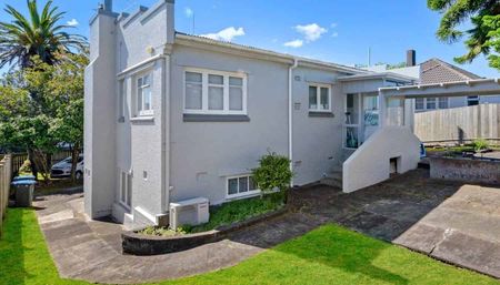 Sunny Character Home Near Cornwall Park - Photo 4