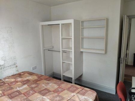 3 bedroom flat to rent - Photo 4
