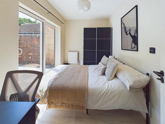 1 bedroom in a house share to rent - Photo 1