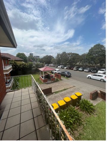 Luxury Living in Merrylands: Rent a Stunning Apartment at 4/22 Military Road - Photo 3