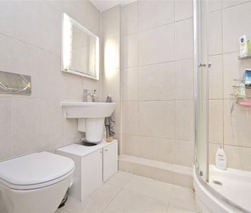 2 bedroom flat in London - Photo 1