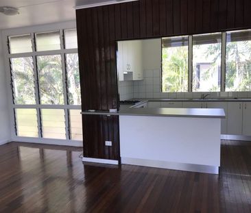 CONVENIENTLY LOCATED FAMILY HOME WITH LARGE YARD - Photo 4