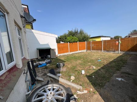 Three bedroom family house- chadwel heath - Photo 5