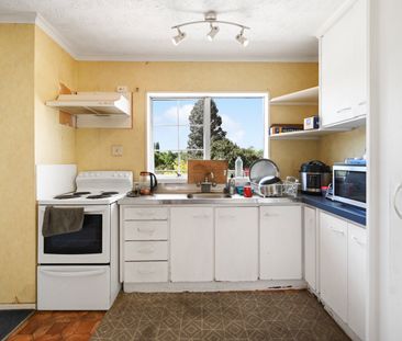 2 bedroom apartment (second level), 1 living, 1 bathroom (separate ... - Photo 5