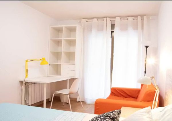 Calle del Jilguero, Madrid, Community of Madrid 28025