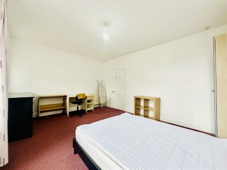 5 bedroom flat to rent - Photo 4