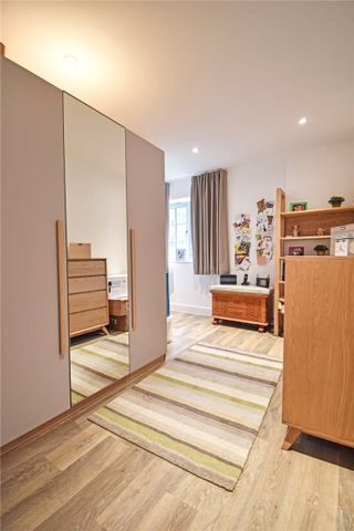 Well presented 2 bedroom apartment situated just to the south of the City centre with excellent access to A14, M11 & Addenbrookes Hospital. Allocated parking. Underfloor heating. Unfurnished. - Photo 5