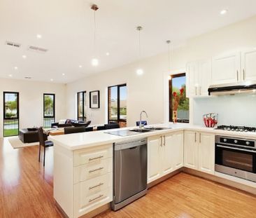 Modern design - McKinnon School Zone! - Photo 2
