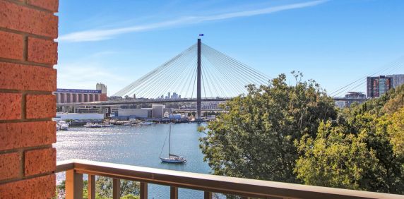 Sundrenched apartment with water & city views - Photo 2