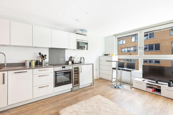 Studio to rent - Photo 1