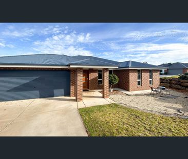 Stylish Family Retreat Steps from Local Amenities - Photo 2