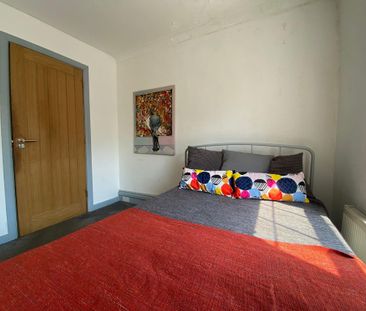 1 bedroom in a house share to rent - Photo 2