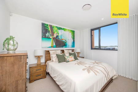 Luxury Living Awaits - Stylish 3-Bedroom Apartment in Hope Island Resort - Photo 5