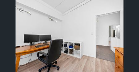 Modern Townhouse in Prime Location - Photo 2