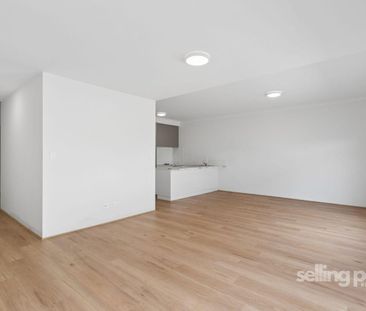 LARGE 2 BEDROOM 2 BATHROOM APARTMENT IN CONVENIENT LOCATION - Photo 2