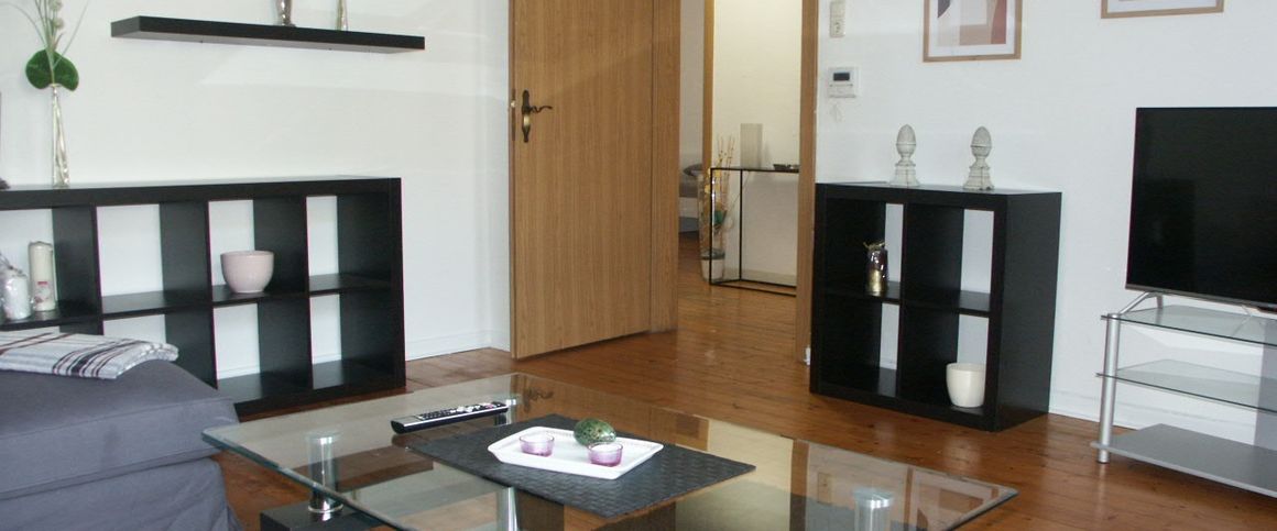 Neustadt, modern möblierte 2-Zi.-Whg. im 2. Obergeschoss eines gepflegten Mehrfamilienhauses. - Photo 1