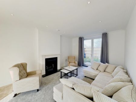 4 Bedroom Apartment - Photo 2