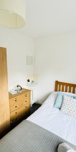 A Comforting 6 Double Bedrooms for Rent in Brighton - Photo 4