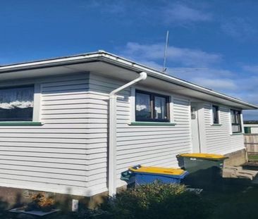 Charming 3BR Home in Te Atatu South - Photo 1