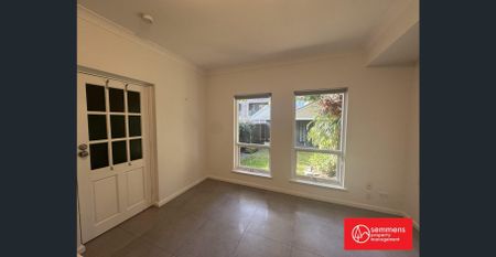 STUNNING 3 BEDROOM TOWNHOUSE - AMAZING LOCATION - Photo 5