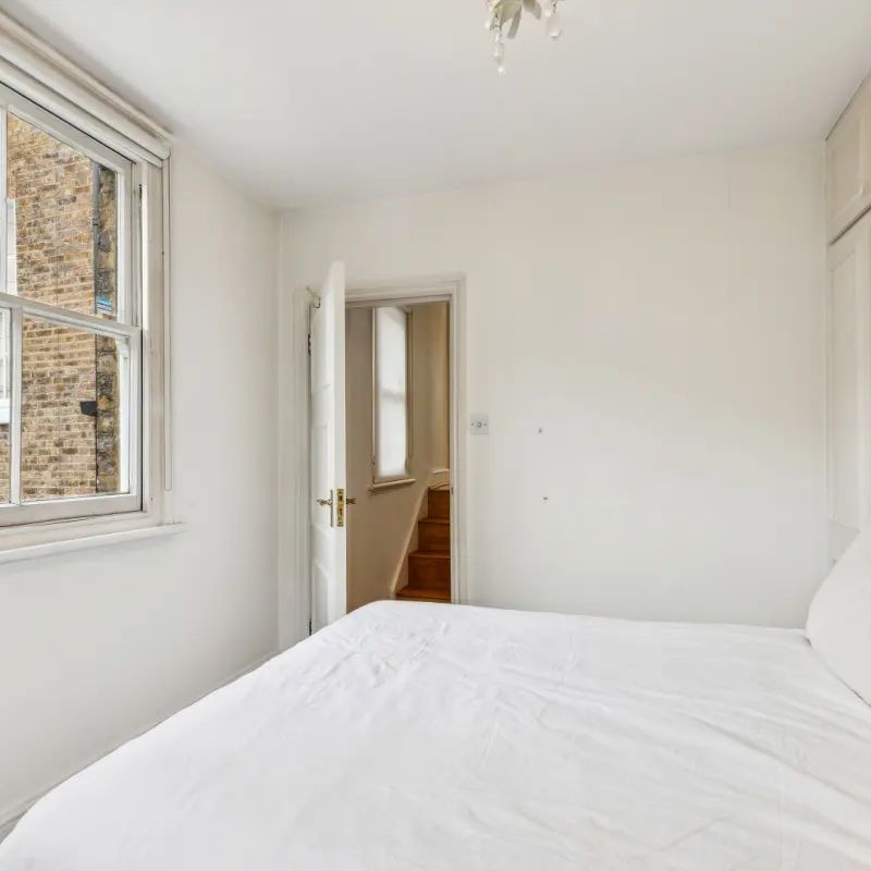 1 bedroom flat in London - Photo 1