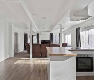 Tidy, central, three bedroom apartment - Photo 1