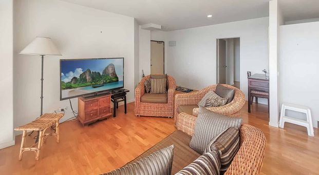 Spacious 3 bedroom 2 Bathroom apartment with amazing views and carpark . - Photo 1