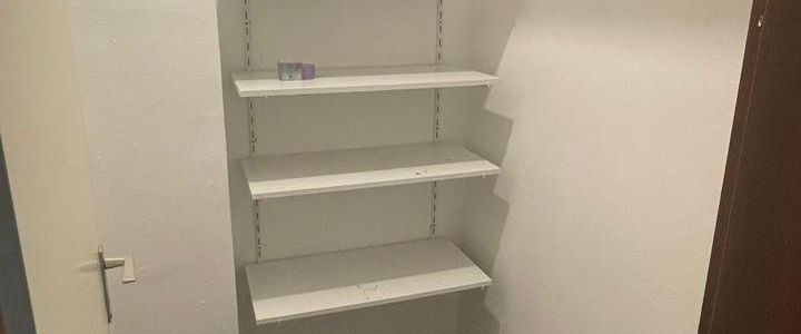 Modernisierte 2,5-Zimmer-Wohnung mit Balkon, neuem Bad undLaminat - Photo 1