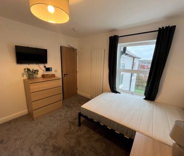 Room 4 West Hill Drive, Mansfield, NG18 - Photo 1