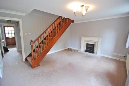 2 bedroom mews to rent - Photo 2