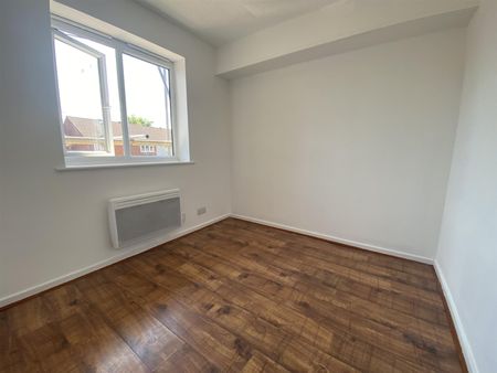 2 bed flat to rent in Springwood Crescent, Edgware, HA8 - Photo 2