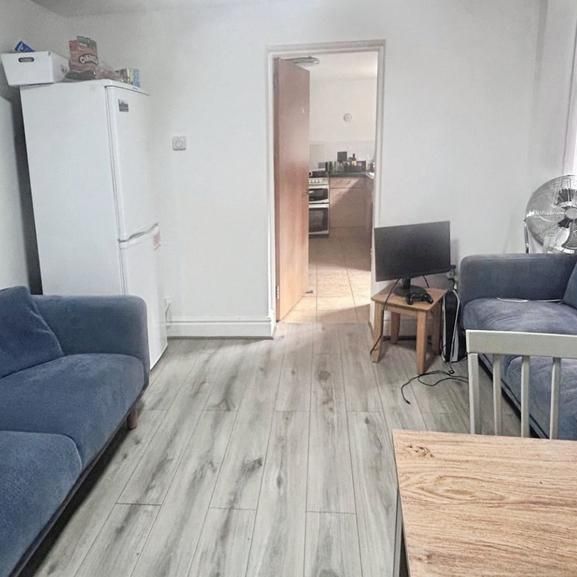 1 bedroom in a house share to rent - Photo 1