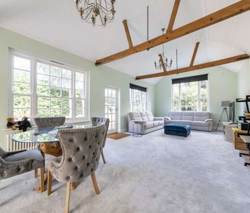 A beautifully presented former public house set in sought-after Off... - Photo 1