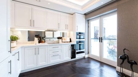 Immaculately presented apartment on third floor with balcony. - Photo 4