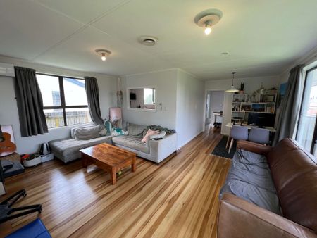 Spacious Mount Wellington Home - Photo 2