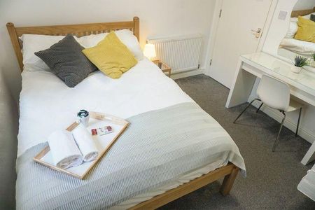 1 bedroom in a house share to rent - Photo 4