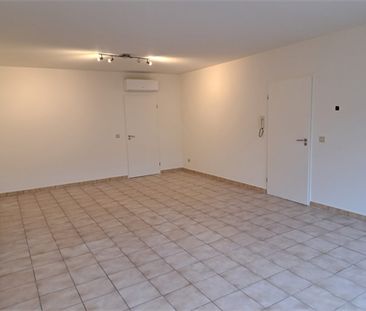 Een goed gelegen appartement op de tweede verdieping met garage - Photo 1