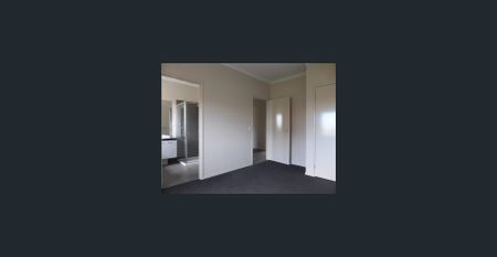 Spacious Family Home in a Prime Location – Walk to the Station - Photo 3