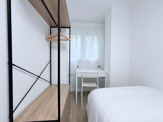 Calle del Puerto del Bruch, Madrid, Community of Madrid 28031 - Photo 1