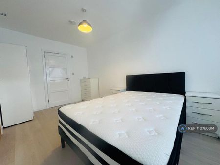 1 bedroom in a house share to rent - Photo 2