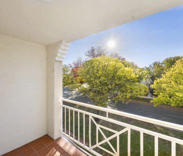 Prime location 2 bedroom apartment with a renovated kitchen - Photo 2