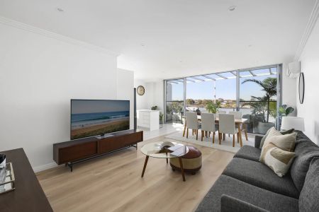 Sunlit Top-Floor Apartment with Coastal Views & City Convenience - Photo 5