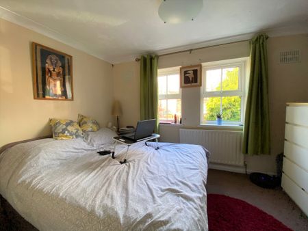 £1,275 PCM, Two Bedroom House with Off-Road Parking and Enclosed Garden in Waterhouse Drive, Grangetown, Cardiff, CF11 8AY - Photo 2