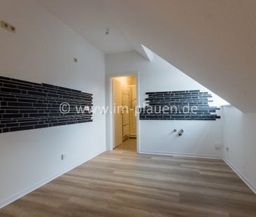 Zentrale 2-Zimmer-Dachgeschosswohnung in Auerbach – frisch renovier... - Photo 1