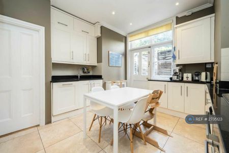 3 bedroom flat to rent - Photo 2