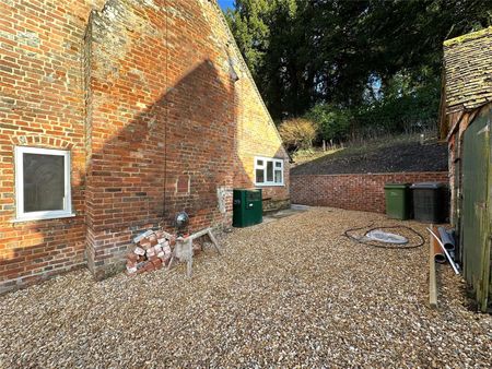 A wonderful 3 bedroom detached property to rent at Welford, approximately 7 miles north of Newbury. - Photo 3