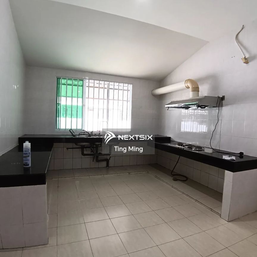 Airport Road Double Storey Intermediate House For Rent - Foto 1