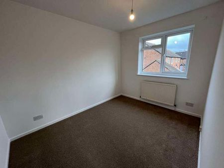 Falcon Fields, Tadley, RG26 - Photo 3